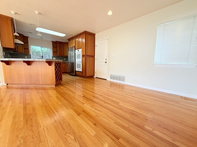 Foto del edificio - 4766 Elmhurst Dr