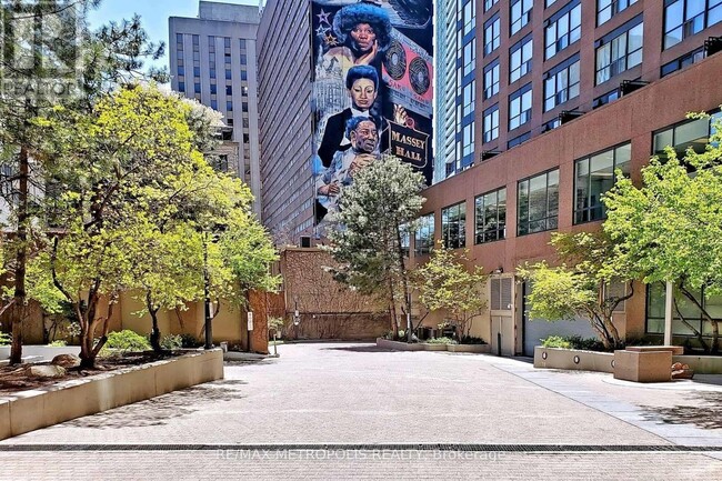 Building Photo - 7 Carlton St.