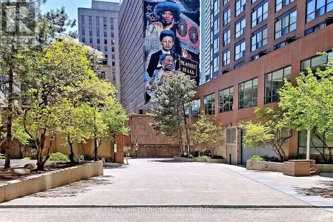 Photo du bâtiment - 7 Carlton St.