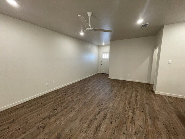 Building Photo - Luxury Two Bedroom Townhome in Abbey Glen Community!
