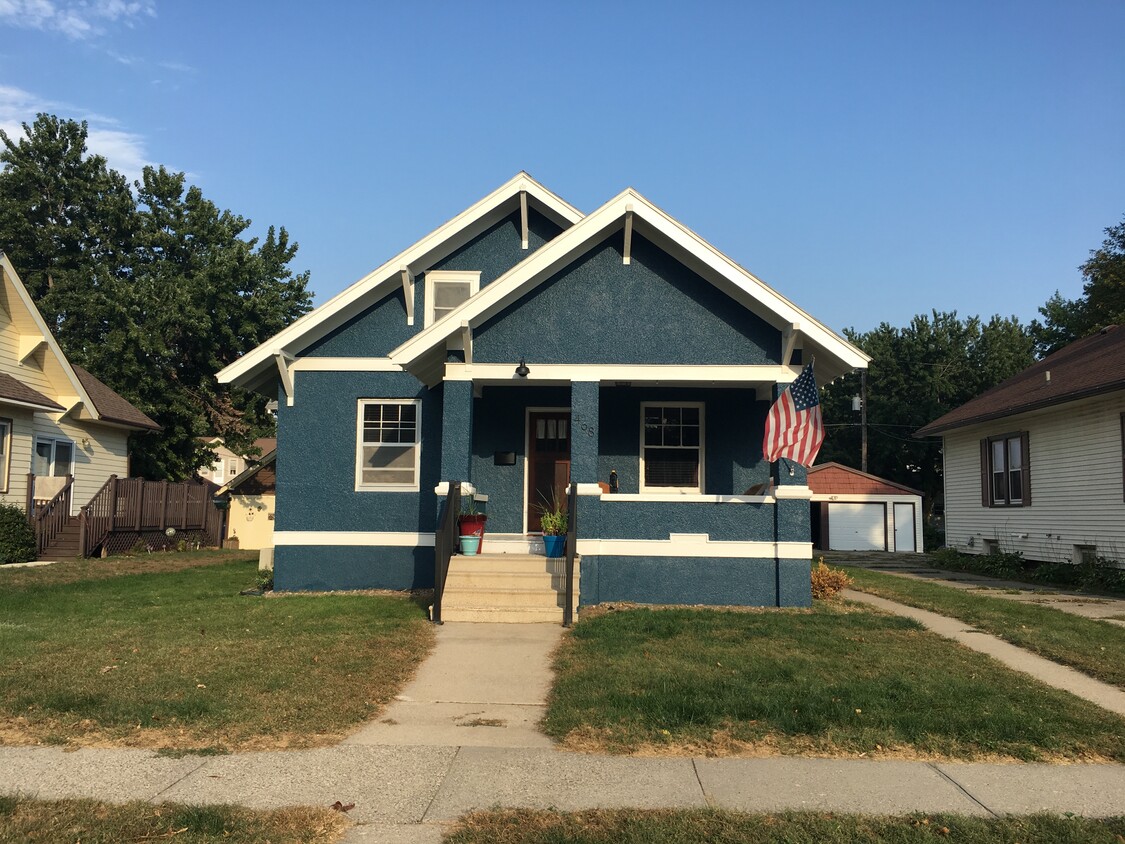 Primary Photo - 468 1st Ave NE