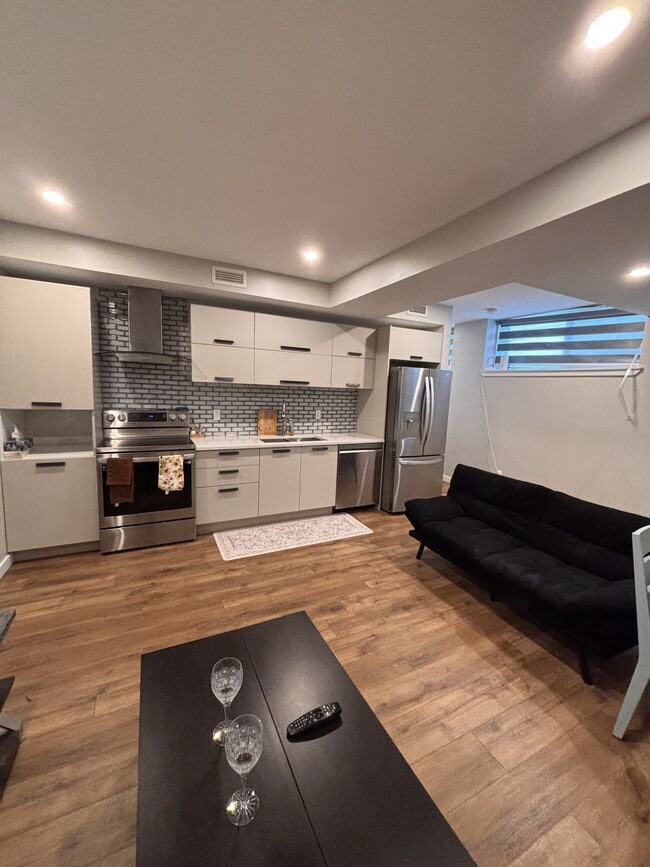 Building Photo - 1371 Maxime St