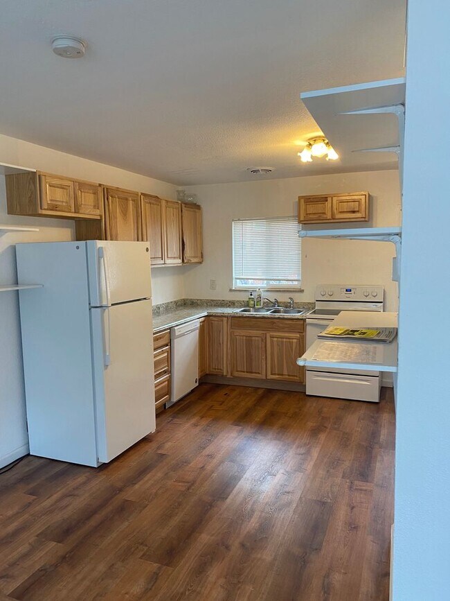 Building Photo - Gorgeous Remodeled 2 bedroom!  Must see in...