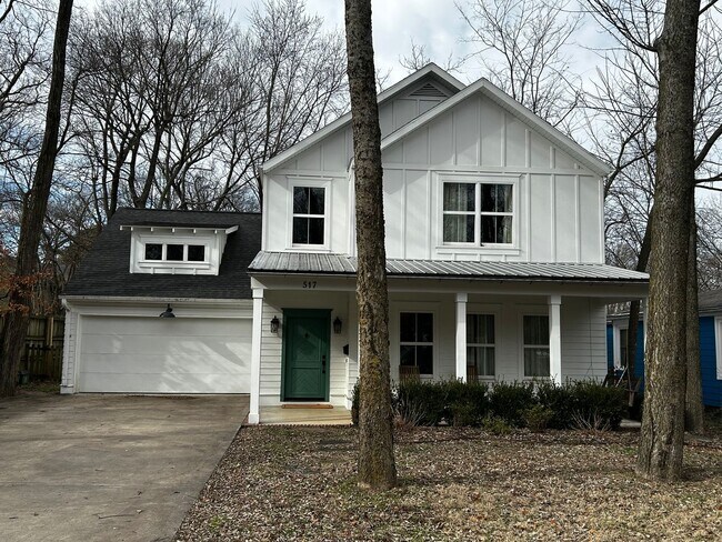 Building Photo - UNFURNISHED Beautiful Large Home Available Now on North Walnut in Fayetteville !!