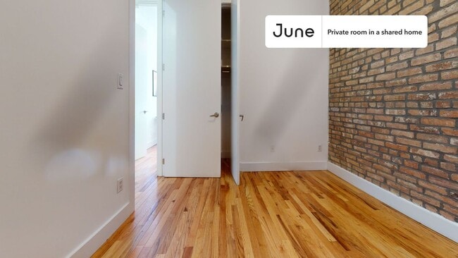 Foto del edificio - Private bedroom in 3 bed/1 bath Home