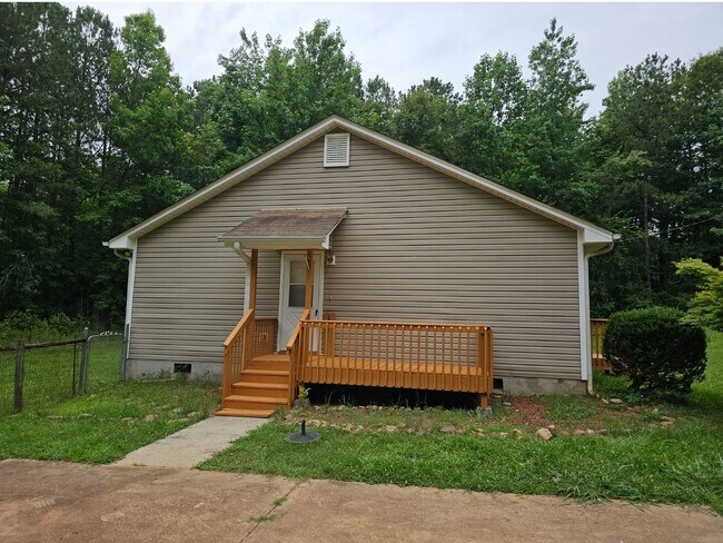 Building Photo - Welcome to Grantville, GA!  3 Bedroom, 2 B...