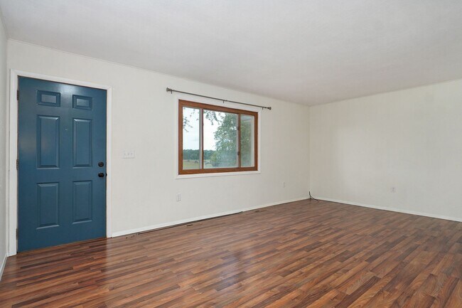 Building Photo - Beautiful Home with a Large Yard