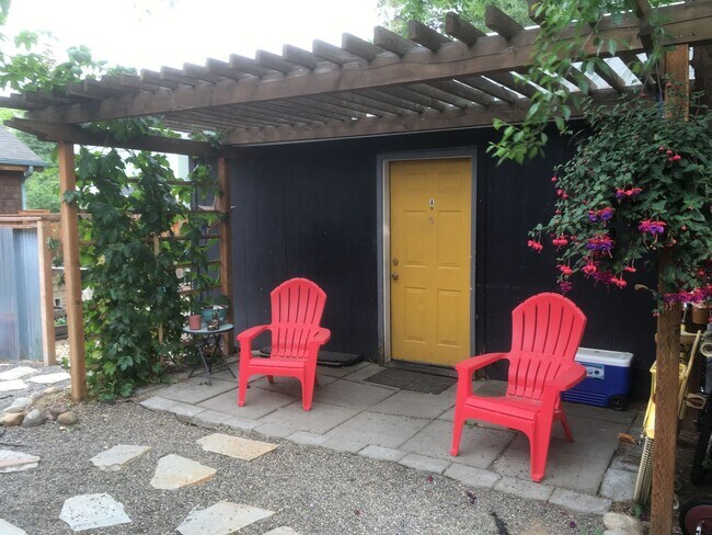 Foto del edificio - Walk & Bike Friendly! Great Economical Rental, West-side Studio, Fully Furnished Monthly Rental