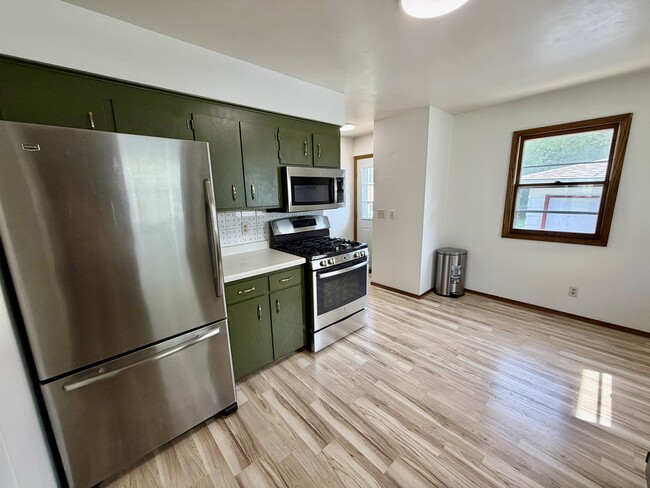 Building Photo - 2098 Sherwood Ave