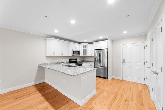 Building Photo - Top-Floor 2BR Condo with Balcony, Garage Parking & Amenities in Lexington