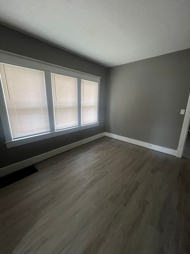 Building Photo - Gorgeous Updated 3 bedroom house!