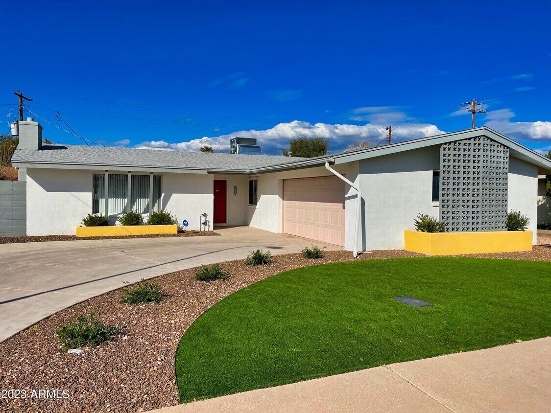 Primary Photo - 8750 E Starlight Way