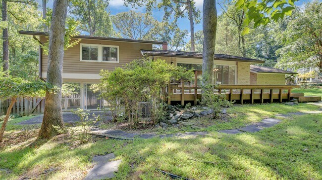 Building Photo - 8008 Park Overlook Dr
