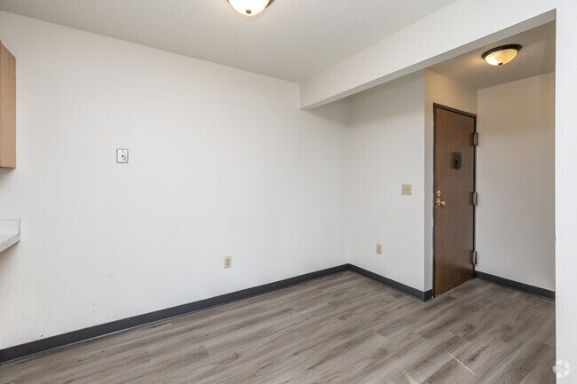 2 habitaciones, 1 baño, 600 pies cuadrados, comedor - Broadway Apartments