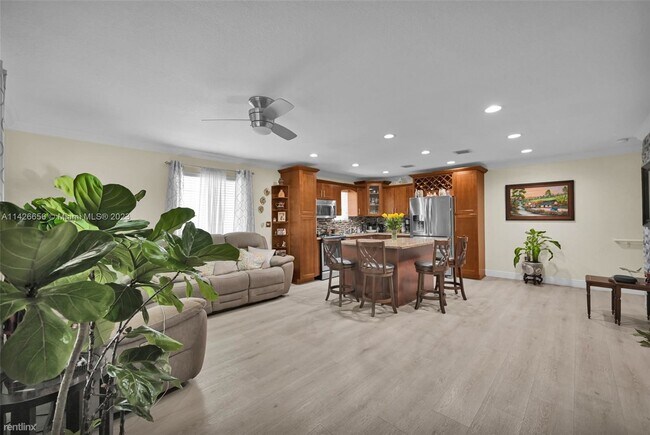 Building Photo - 3 br, 2 bath Townhome - 6768 NW 182nd St A...