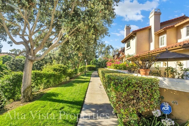Building Photo - Beautiful Dual Master bedroom Townhome in ...
