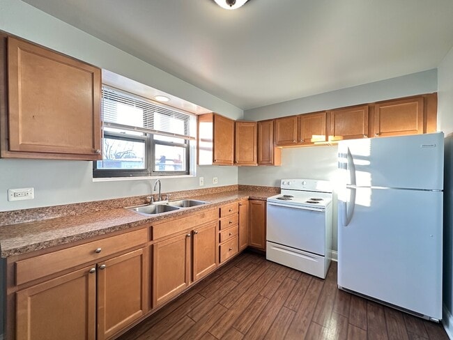 Building Photo - 9016 Lamon Ave