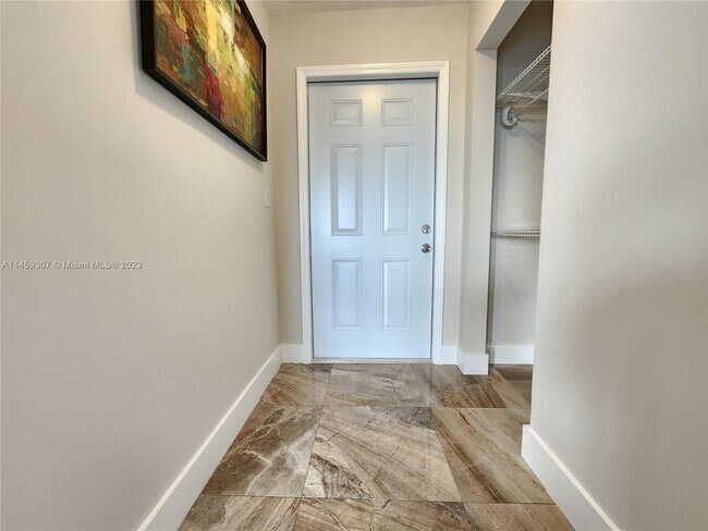 Foto del edificio - 3400 Blue Lake Dr