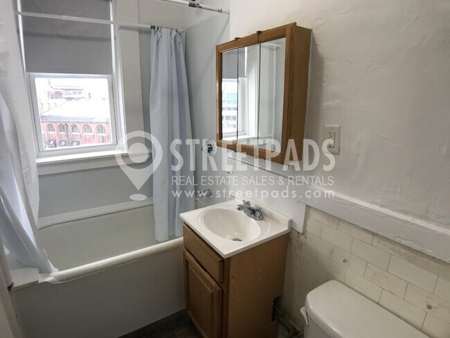 Building Photo - bedroom in Boston MA 02215