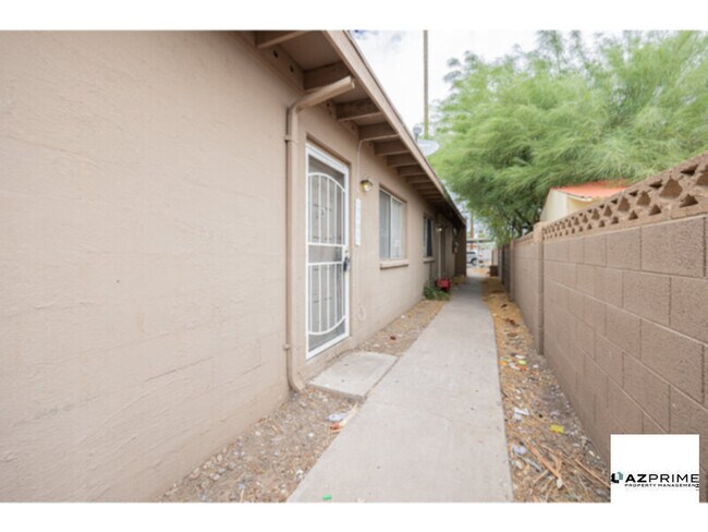 Building Photo - Discover Urban Sophistication in this Char...