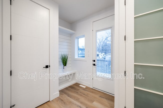 Building Photo - 9005-9092 92 Ave NW