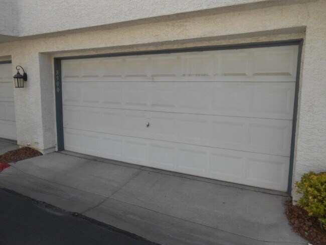 Building Photo - Great 2 story 2 bedroom Townhome in the La...