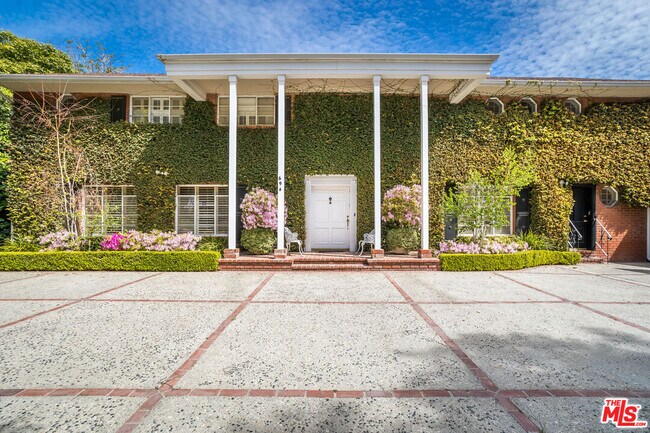 Building Photo - 694 N Tigertail Rd