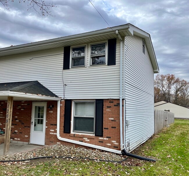 Foto del edificio - 1209 Rosewood Dr NE