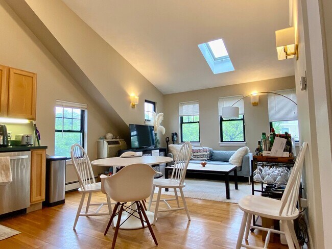 Foto del edificio - Modern 3-Bed, 2-Bath Duplex in Cambridge |...