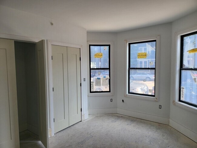 Building Photo - 912 E Broadway