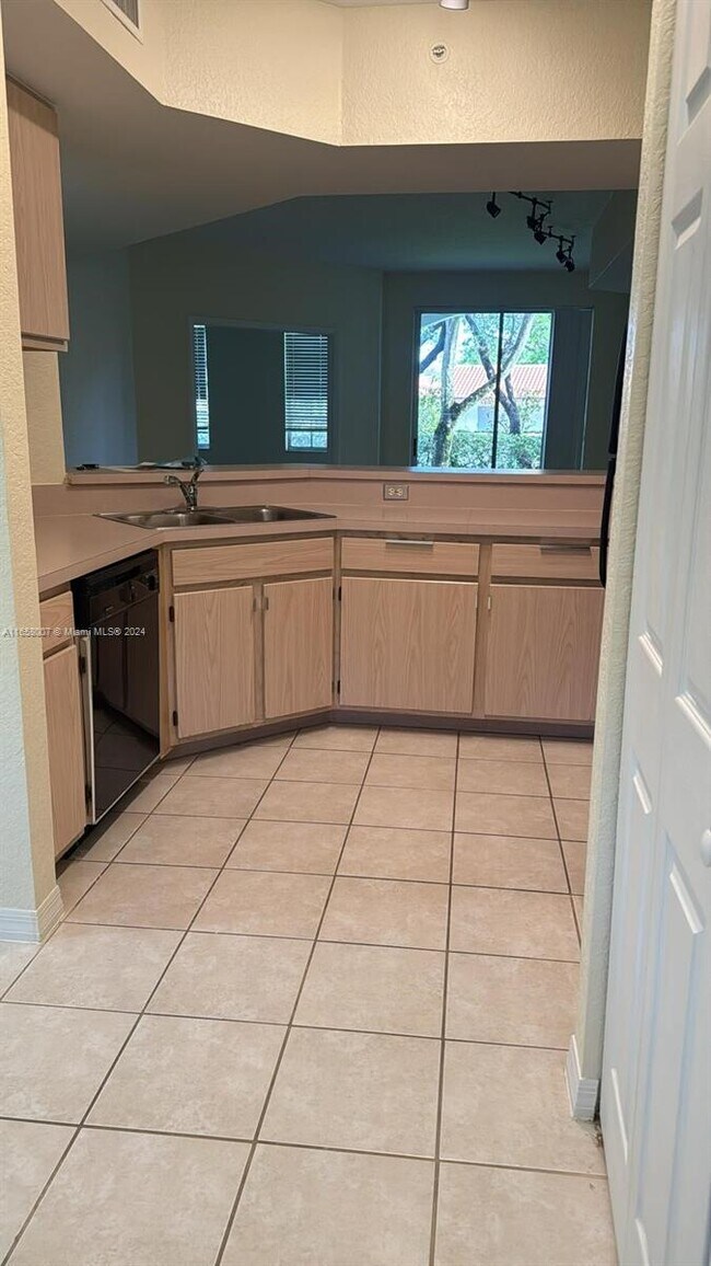 Building Photo - 765 SW 148th Ave