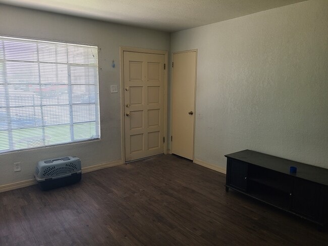 Building Photo - 701 Yandel