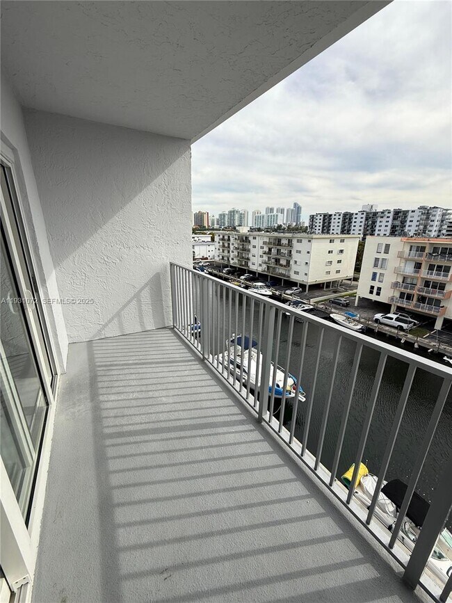 Foto del edificio - 3626 NE 168th St