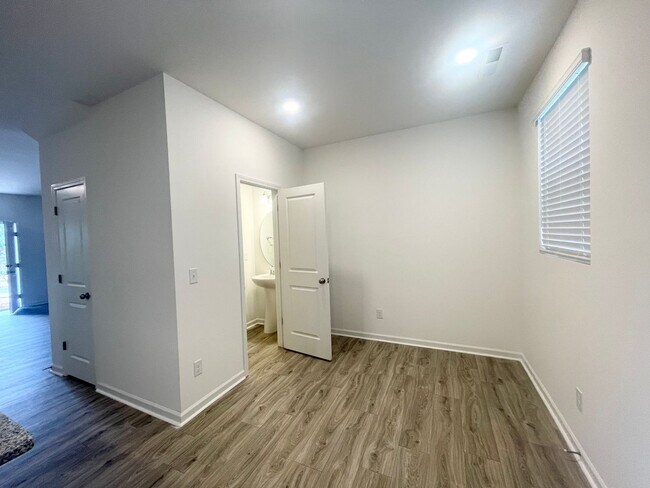 Foto del edificio - Charming 3-Bedroom Townhome Near Jack Alexander Blvd - APRIL MOVE IN SPECIAL