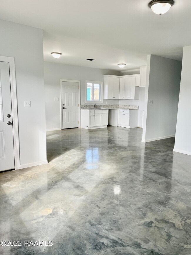 Building Photo - 150 Le Village Loop