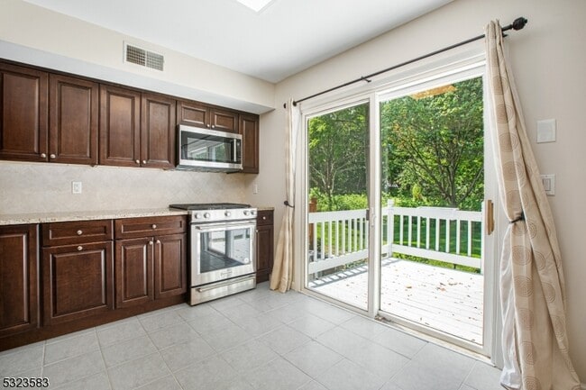 Foto del edificio - 6-06 Cross Meadows