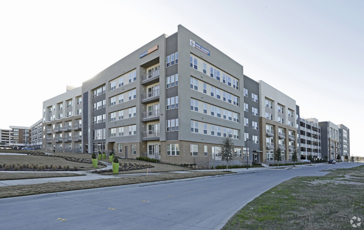Alexan Crossings Apartments Richardson, TX