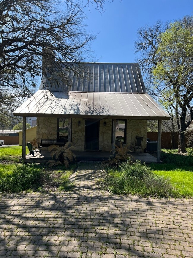 Building Photo - 813 W Bluebonnet Dr