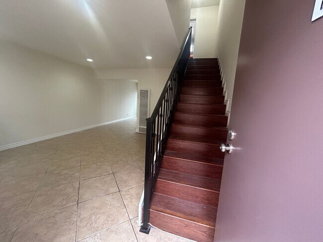 Foto del edificio - Spacious 2bed 1.5bath Apartment near Beach Blvd & Talbert Ave