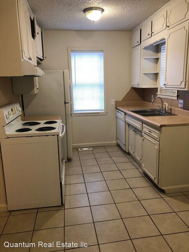 Building Photo - 2 br, 1.5 bath House - 4700 WINDSOR DR.