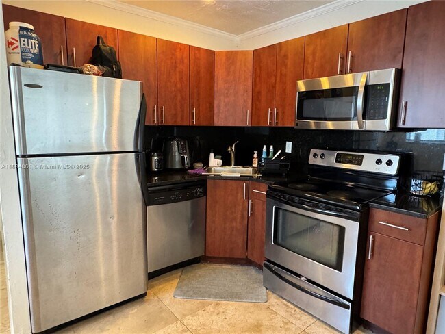 Foto del edificio - 1856 NE 46th St