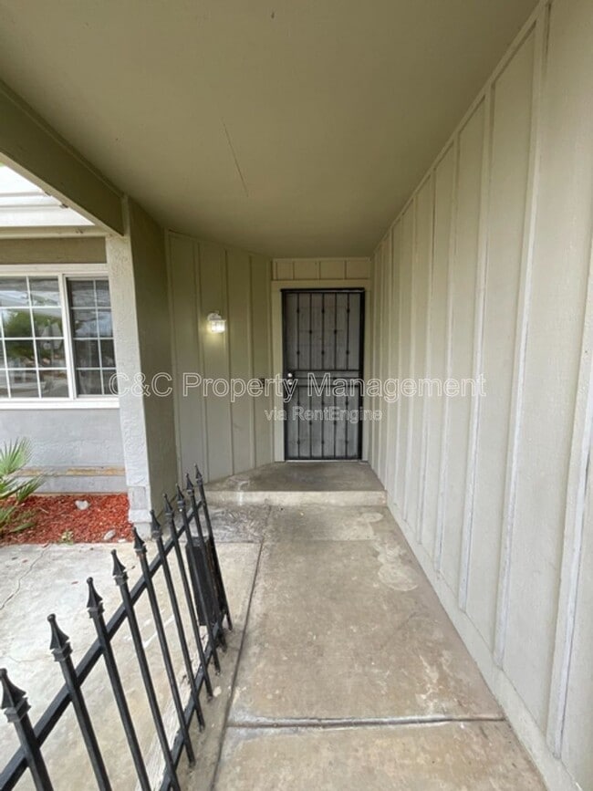 Foto del edificio - 3872 Tiverton Dr
