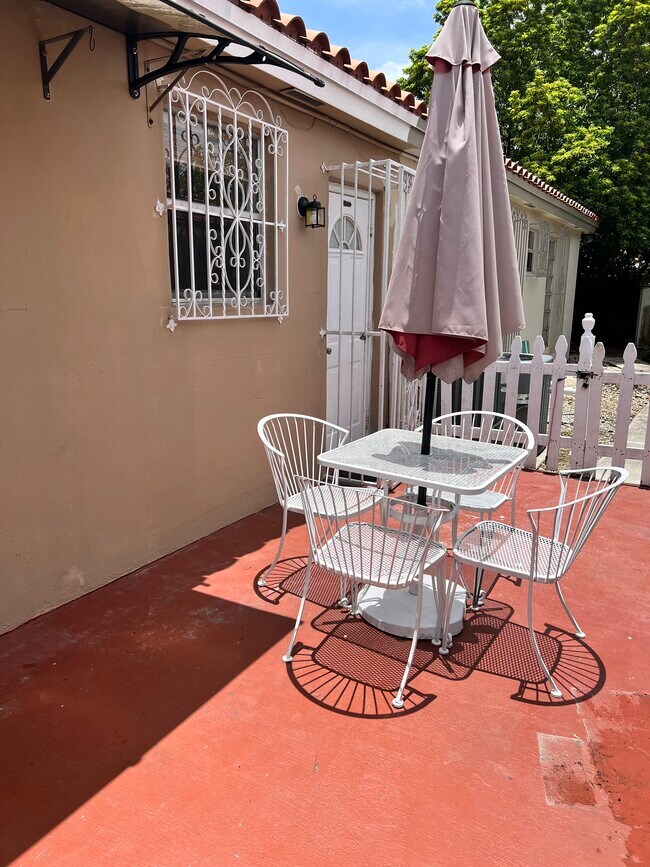Patio privado - 13200 SW 49th St