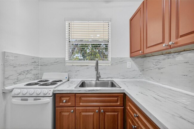 Foto del edificio - 7130 W 11th Ct
