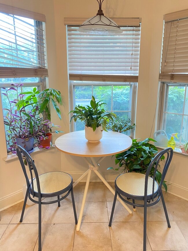 Kitchen table - 1313 Juniper Ct