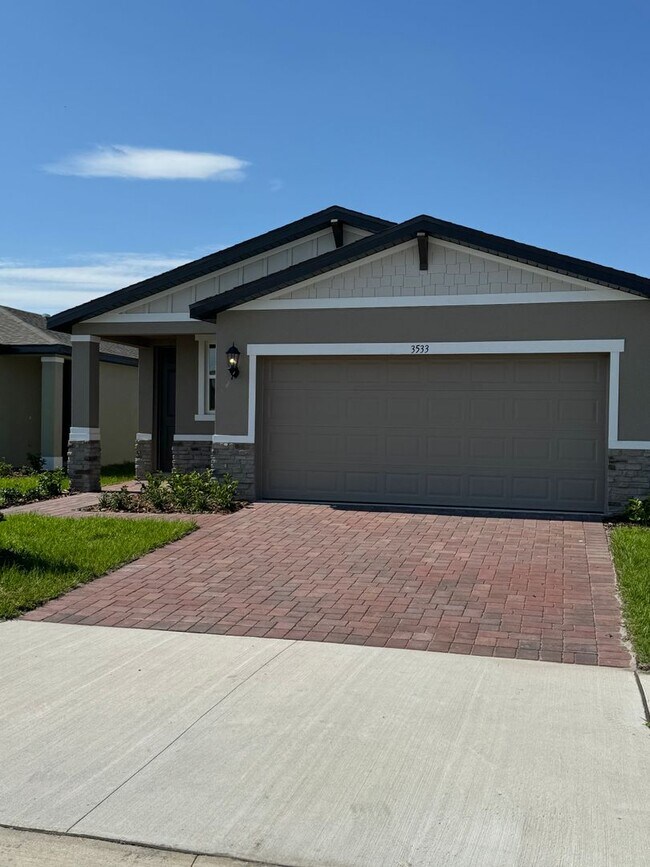 Foto del edificio - 3 Bedroom 2 Bath with Double Car Garage in Poinciana!