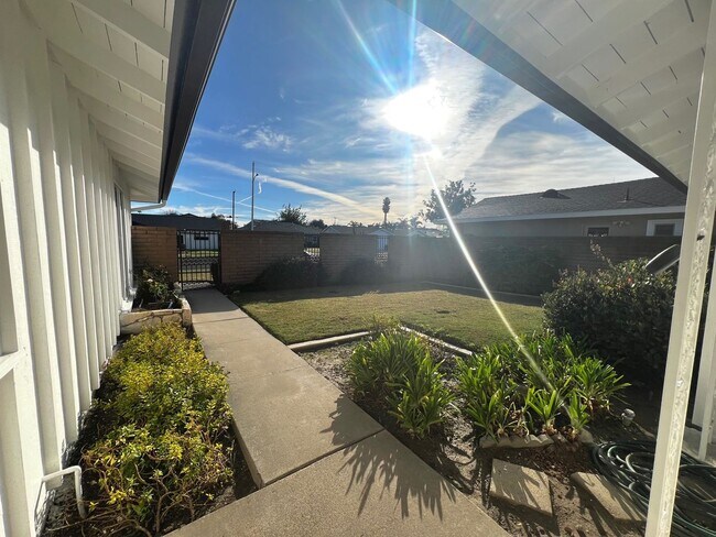 Building Photo - Spacious 4-bedroom, 2.5-bath Home Fountain Valley