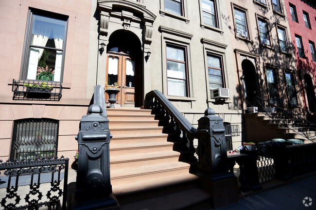 Building Photo - 392 Clinton St