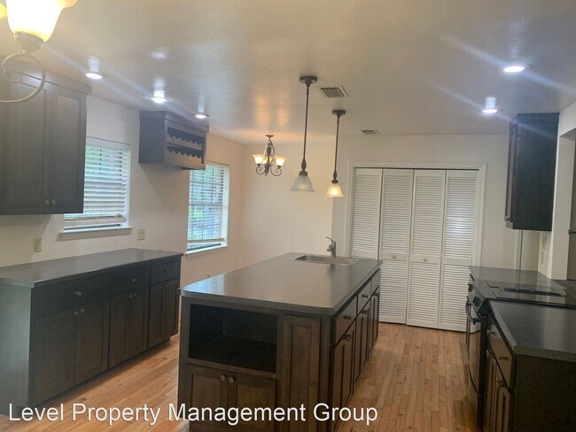Foto del edificio - 4 br, 2.5 bath House - 115 Broadmoor Dr.
