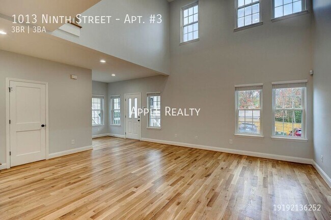 Building Photo - 1013 Ninth #3 - Beautiful, Updated- 3 bedr...